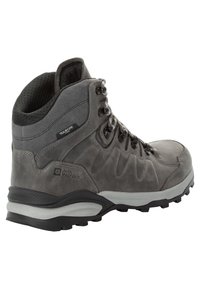 Stivaletto da trekking grigio realizzato in materiali in pelle e sintetici, con parte superiore testurizzata, occhielli in metallo, colletto imbottito e suola resistente per una buona aderenza.