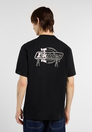 Camiseta de algodón negra con un gran logo gráfico en la parte posterior en blanco y rosa. Manga corta y un corte relajado.