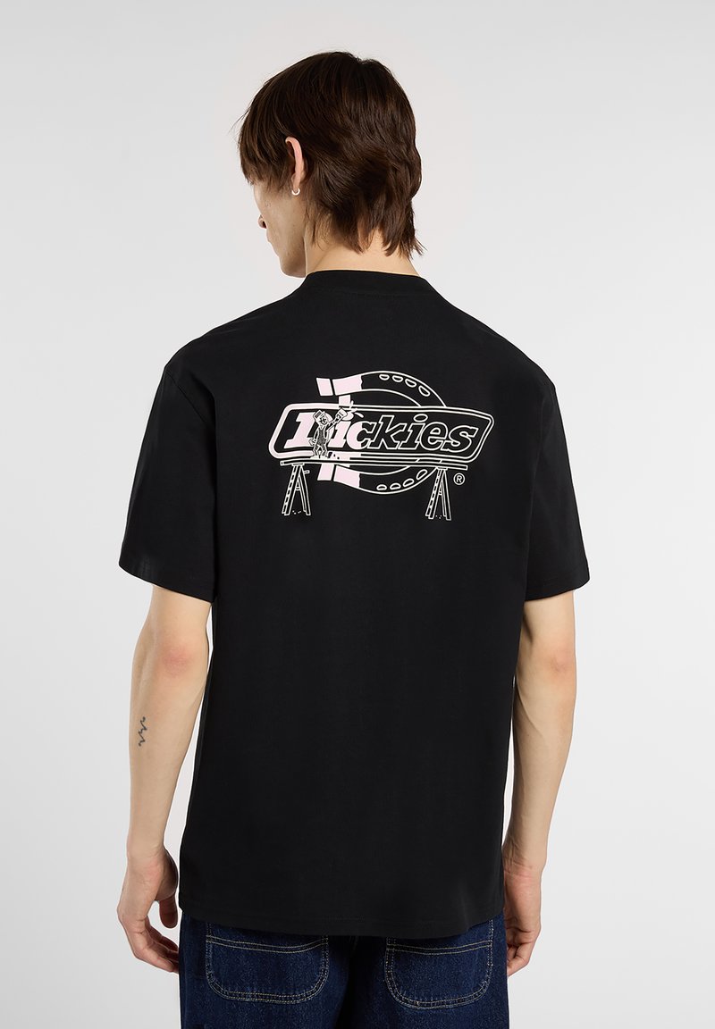 Černé bavlněné tričko s velkým grafickým logem vzadu v bílé a růžové barvě. Krátké rukávy a volný střih.