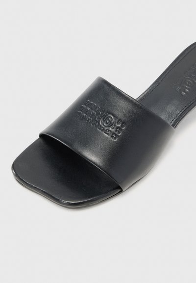 MM6 Maison Margiela Šľapky na opätku - black