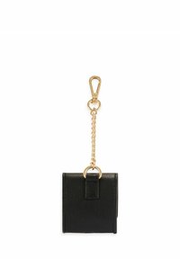 Czarna portmonetka na klucze z ekologicznej skóry z złoconym klipsem i łańcuszkiem, o prostokątnym kształcie i płaskim projekcie kieszeni.