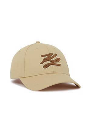 Casquette de baseball beige à visière courbée, ornée des initiales "KJ" brodées en marron sur la face avant, présentée sur un fond blanc.