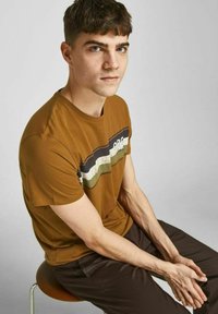 Jack & Jones JORBRADY TEE CREW NECK - Camiseta estampada - rubber