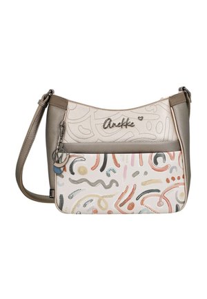 Borsa a tracolla con pannelli beige e taupe, motivo astratto colorato sulla tasca frontale, logo in metallo "Anekke" e portachiavi con ciondolo rotondo.