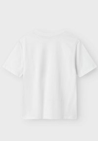 T-shirt blanc à manches courtes en coton, avec un col rond, une coupe décontractée et une texture lisse sans embellissements visibles.