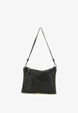 Zwarte leren handtas met een rechthoekige vorm, voorzien van een ritssluiting en decoratieve metalen studs langs de randen. Verstelbare schouderriem.
