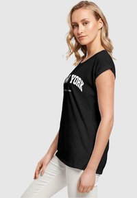 Merchcode NEW YORK WORDING - T-shirts print - black