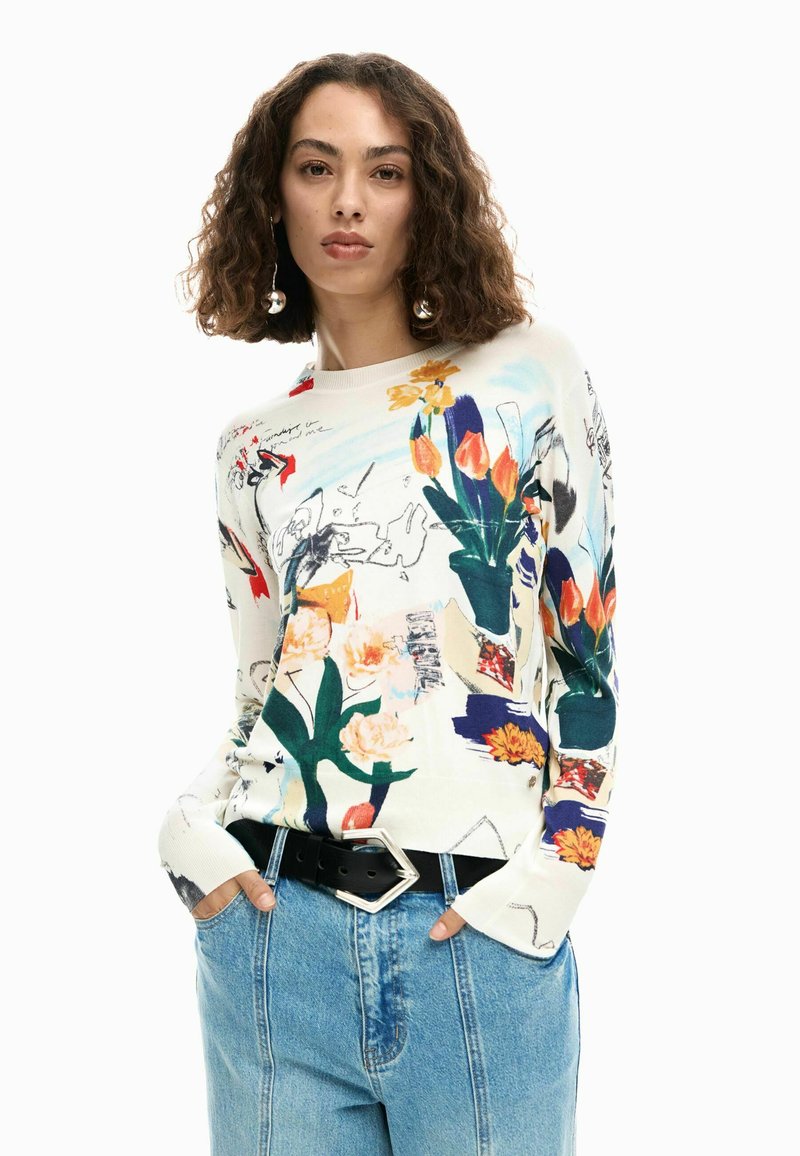 Meerbare bloemrijke gebreide trui met levendige patronen. De stof heeft een zachte textuur; gecombineerd met een high-waisted blauwe denim.