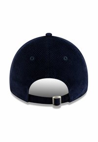 Casquette en velours côtelé bleu marine avec une finition texturée, fermeture réglable par sangle, et deux trous d'aération à l'arrière pour la ventilation.