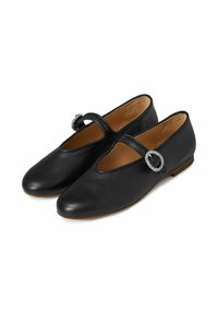 Zapatos Mary Jane de cuero negro con una hebilla redonda en tono plateado, tacón bajo, punta almendrada y textura suave.
