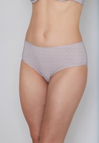 Hellgraue Unterwäsche mit einem dezenten dreieckigen Muster, glatter Textur und mittelhohem Schnitt. Elastischer Bund für Komfort.