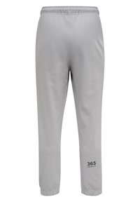 Graue Jogger mit einem elastischen Bund, schmal zulaufenden Beinen und einem kleinen "365 Loyalty"-Grafik auf dem linken Unterschenkel. Weiches Material, minimalistisches Design.