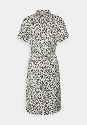 Robe chemise noire avec imprimé floral blanc et jaune pâle, manches courtes, boutonnage devant, col et ceinture à nouer à la taille.