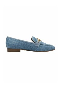 Loafers bleu deschis din material texturat, cu o bandă decorativă și accesorii din metal auriu. Talpă plată cu un ușor toc maro.