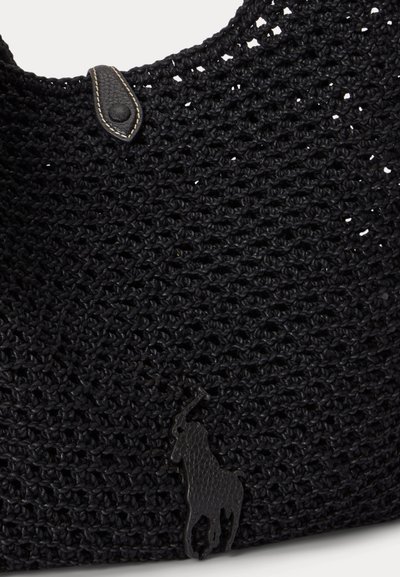 Fekete horgolt táska bőr gombos pánttal, az alján dombornyomott bőr polo játékos emblémával.