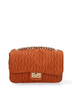 Petit sac à main en cuir matelassé orange avec bandoulière chaîne dorée et fermeture rectangulaire à tour dorée sur le rabat avant.