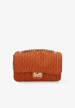 Piccola borsa in pelle trapuntata arancione con tracolla a catena dorata e chiusura rettangolare a girare dorata sulla patta anteriore.