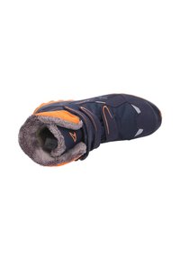 Stivale atletico blu navy con accenti arancioni, cinturini regolabili, una morbida foderatura grigia e una suola in gomma texturizzata per una buona aderenza.
