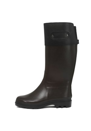 Grande botte de pluie en caoutchouc noir avec un revers replié et une semelle texturée, vue de côté sur fond blanc.
