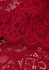 Bordeaux-Braun Spitze mit kunstvollen Mustern und Texturen, die gezackte Kanten und gestickte Details aufweist.
