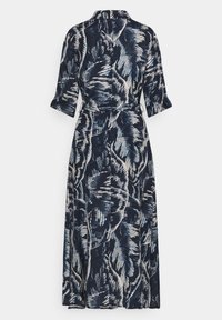 Lång klänning i marinblå och vit med abstrakt mönster, trekvartsärmar och krage, sedd bakifrån.