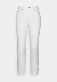 Jean blanc taille haute à jambes droites avec fermeture par bouton et zip, poches avant et passants de ceinture sur fond uni.