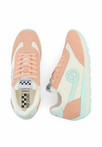 Baskets légères en maille pêche et beige avec des accents menthe. Comprend un col rembourré, une tige texturée et une semelle en caoutchouc avec un détail de logo.