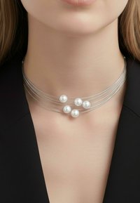 Srebrny choker z wieloma rzędami z pięcioma białymi perłami ułożonymi asymetrycznie. Gładka faktura, minimalistyczny design i nowoczesna estetyka.