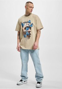 Upscale by Mister Tee LE PAPILLON OVERSIZE  - Marškinėliai su spaudiniu - sand
