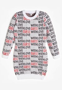 Maglione bianco con maniche lunghe, caratterizzato da un design testuale ripetitivo in nero, rosso e grigio che riporta le parole "LOVE" e "GUESS".