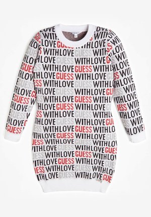 Bílý svetr s dlouhými rukávy, s opakujícím se textovým designem v černé, červené a šedé, který říká "LOVE" a "GUESS".