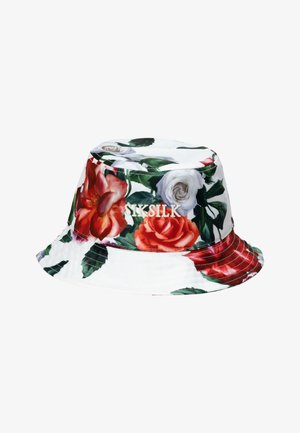 Biały kapelusz typu bucket z czerwonymi, pomarańczowymi i białymi różami oraz zielonymi liśćmi, z haftowanym logo "SIKSILK" z przodu.