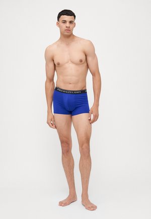 Kék pamut boxer alsónemű fekete elasztikus derékpánttal, amelyen logo található. Testhezálló forma, sima textúra és combközép hosszúság.