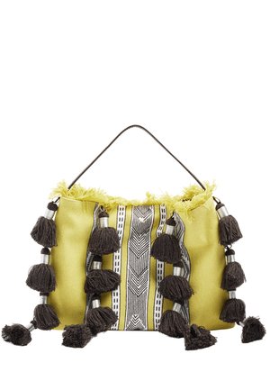 Żółta torba z tkaniny z centralnym czarno-białym geometrycznym paskiem, frędzlami na górnej krawędzi, czarnymi chwostami zwisającymi po bokach oraz cienkim uchwytem.