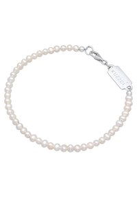 Pulsera de perlas con perlas blancas redondas ensartadas, con un cierre de langosta de plata y una pequeña etiqueta grabada con "Kuzoi".