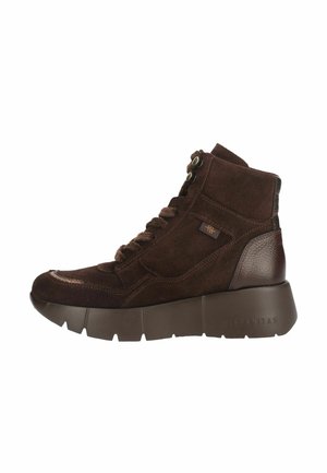 Høj top brun ruskind sneaker med tyk sål, snørebånd foran, polstret ankel og tekstureret hælpanel.