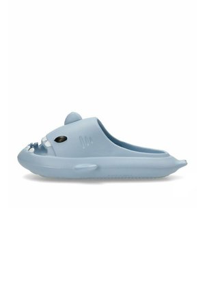 Chancleta de goma azul claro con diseño de tiburón, que presenta una superficie texturizada, dientes blancos y ojos negros. Con parte trasera abierta para un fácil uso.
