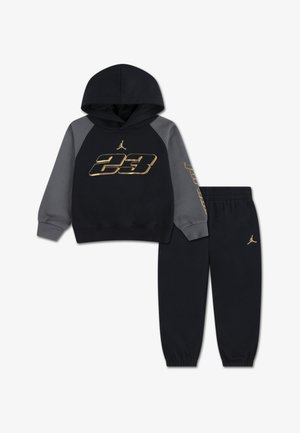 Temno modra kapuca z sivimi raglan rukavi, z zlatim grafičnim napisom "23" in logotipom, v paru z usklajenimi temno modrimi trenirkami z logotipom.