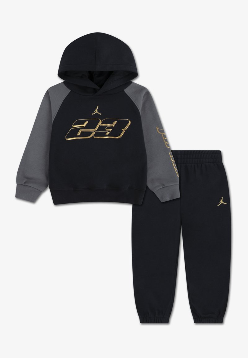 Hanorac bleu marin cu mâneci raglan gri, grafică și logo aurie "23", asortat cu pantaloni jogger bleu marin care au un accent de logo.