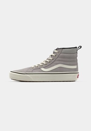 Sneaker alte in suede grigio chiaro con accenti bianchi, punta rotonda, chiusura con lacci, collare imbottito e suola in gomma.