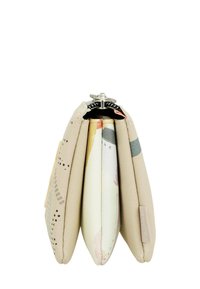 Billetera compacta con un exterior suave en color beige. Presenta un cierre de cremallera, varios compartimentos para tarjetas y un interior con un patrón colorido.