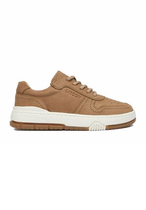 Brązowy zamszowy sneaker z beżowymi sznurowadłami, białą środkową podeszwą i brązową gumową podeszwą zewnętrzną, widok z boku, z marką LASOCKI na górnej części.