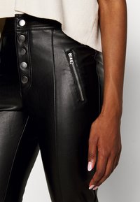 ONLY Petite ONLSIGGA BUT - Παντελόνι - black