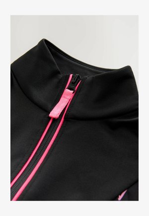 Čierny športový top s vysokým golierom, s ružovým zipsom a akcentovaným prešívaním. Hladká textúra s predným zipsom.