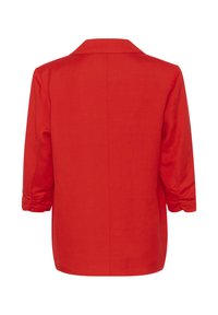 Blazer en lin rouge avec un col pointu, des manches trois-quarts et des revers retroussés. Design simple avec une texture lisse et sans fermetures visibles.