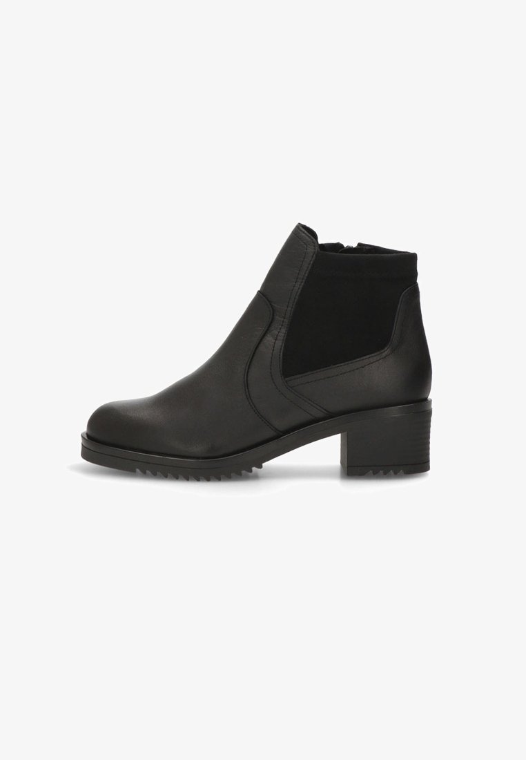 Botas negras hasta el tobillo con paneles de cuero y tela, puntera redondeada, tacón cuadrado y suela con agarre texturizado. Cierre lateral con cremallera para facilitar la puesta.