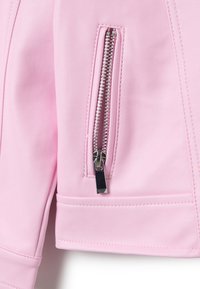 Roze neplederen jack met een zilveren ritszak en contrasterende stiksels. Beschikt over een getailleerd silhouet en een gladde textuur.