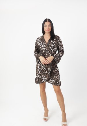 Robe portefeuille avec imprimé léopard en brun et crème, à manches longues et ourlet froncé. Tissu doux avec une texture lisse.