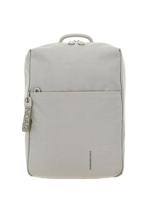 Sac à dos léger gris avec un tissu texturé, poche zippée à l'avant et poignée supérieure. Caractérisé par un design minimaliste avec un branding discret.