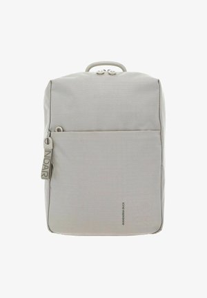 Sac à dos léger gris avec un tissu texturé, poche zippée à l'avant et poignée supérieure. Caractérisé par un design minimaliste avec un branding discret.